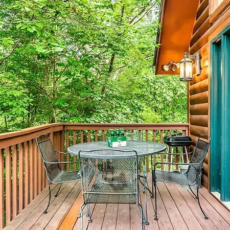 New Hot Tub! Secluded 3 Bed Cabin In Pigeon Forge